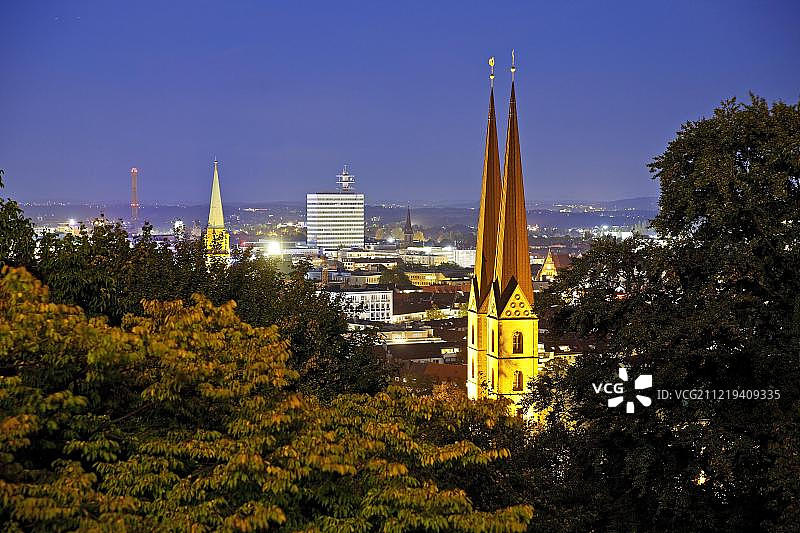 欧洲德国比勒费尔德圣玛丽教堂蓝色时分的城市景观图片素材