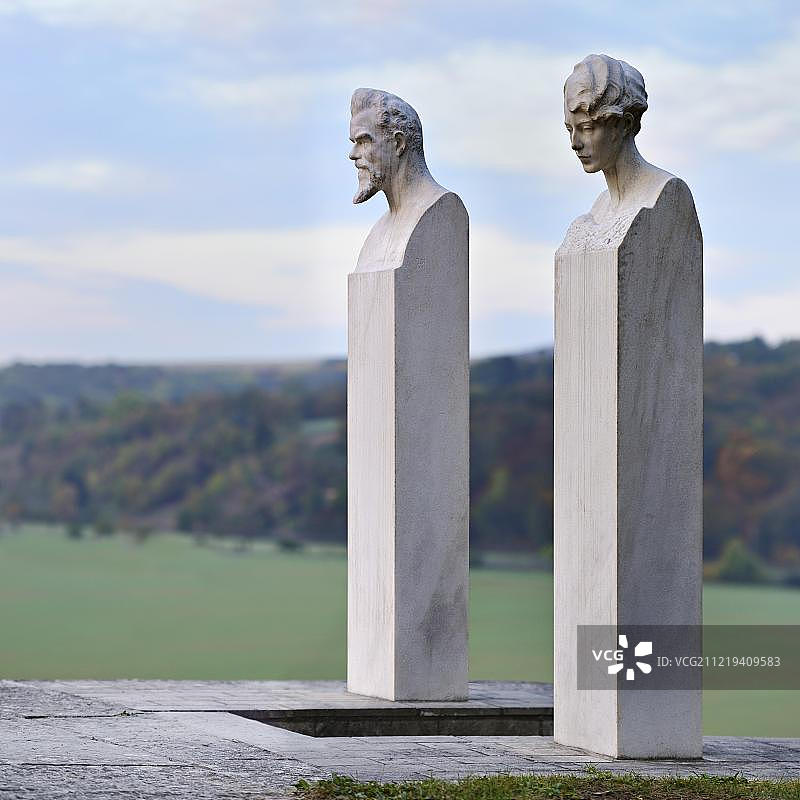 格罗斯耶纳附近花丛中的马克斯·克林格墓,雕塑家约翰内斯·哈特曼创作的马克斯和格特鲁德·克林格大理石赫姆斯,瑙姆堡,萨克森-安哈尔特州,德国,欧洲图片素材