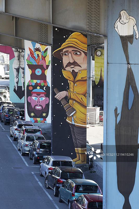 侦探在意大利利古里亚热那亚老城区高速公路柱子上观察涂鸦图片素材