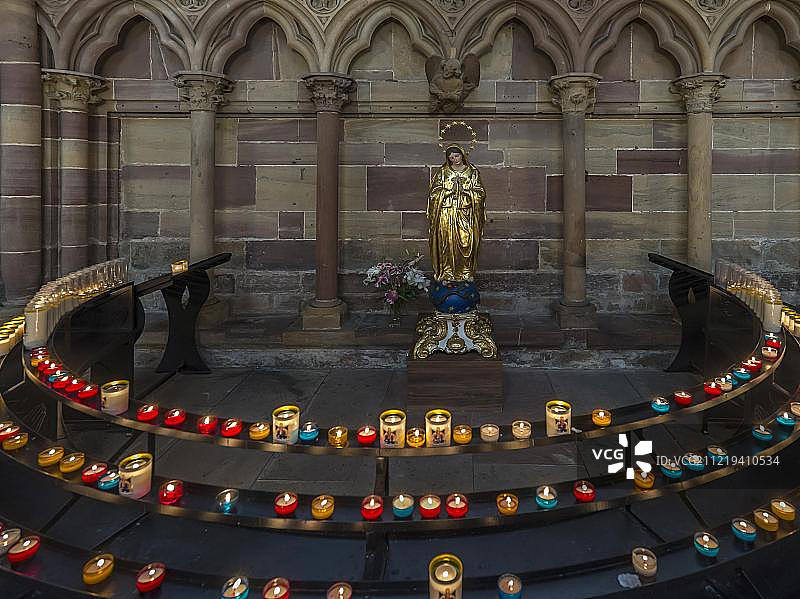 斯特拉斯堡大教堂的圣母像和环绕的蜡烛，法国阿尔萨斯图片素材