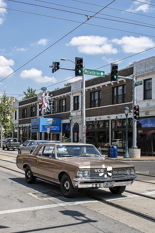 美国密苏里州圣路易斯市德尔玛大街上的庞蒂亚克老爷车图片素材