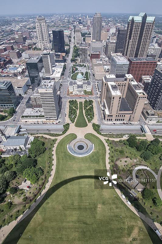 从地标 Gateway Arch 拱门俯瞰市中心和旧法院，美国密苏里州圣路易斯图片素材