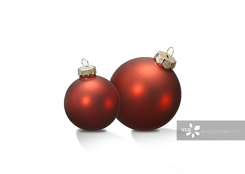 白色背景上的两个红色圣诞球，德国，欧洲图片素材