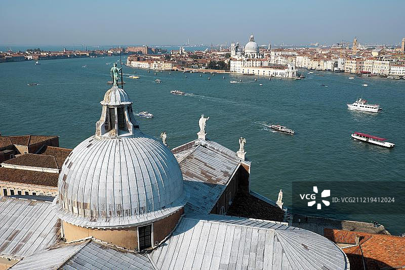从圣乔治马焦雷教堂塔楼俯瞰威尼斯泻湖和海关尖角图片素材