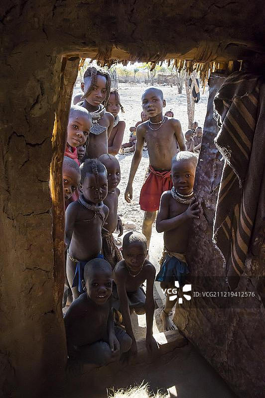 许多好奇的孩子看着纳米比亚卡奥科兰的辛巴小屋图片素材