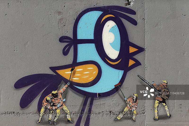 壁画:清洁鸟类的男子,比利时街头艺术家作品,2018水晶船节,奥斯滕德,弗兰德斯,比利时,欧洲图片素材