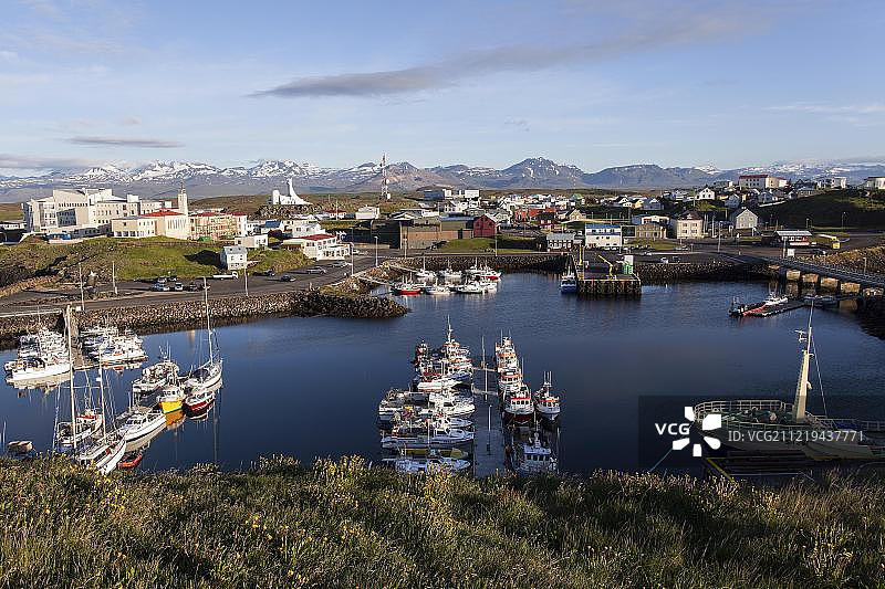 冰岛斯蒂基斯霍尔米港口和雪山图片素材