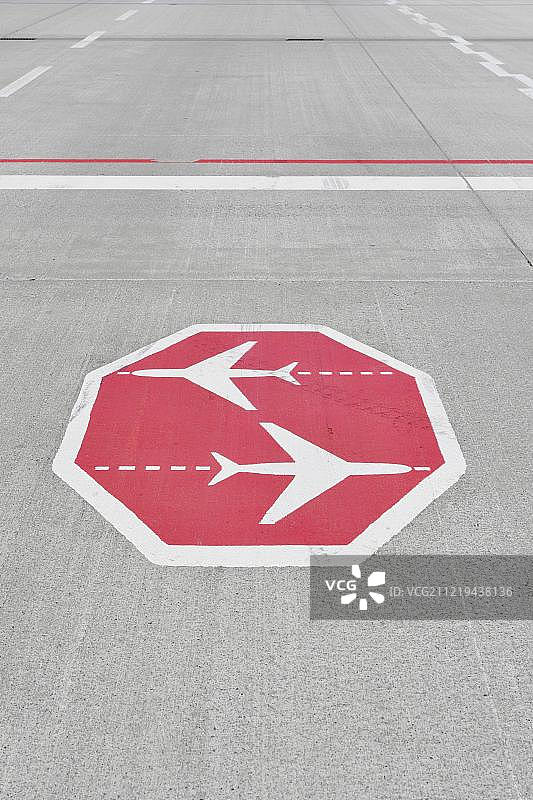 停止标志，飞机相交于滑行道，慕尼黑机场，上巴伐利亚，巴伐利亚，德国，欧洲图片素材