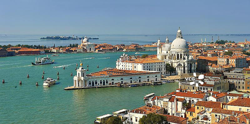 意大利威尼斯朱代卡运河上的海关大楼和圣玛利亚德拉健康教堂，远处是圣乔治马焦雷岛概览图片素材