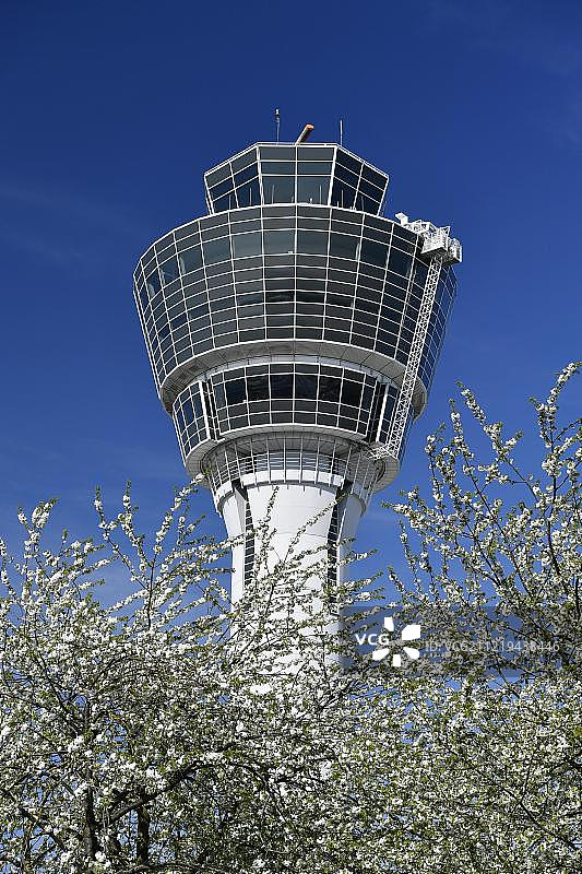 慕尼黑机场塔楼与盛开的樱花树图片素材