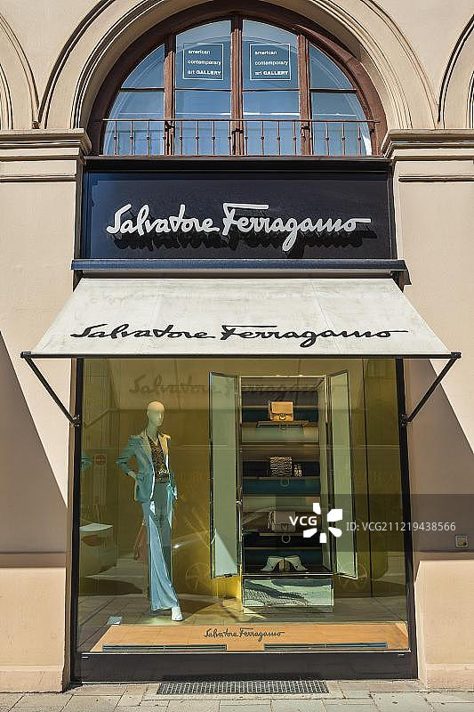 萨尔瓦托·菲拉格慕时尚店橱窗，位于德国慕尼黑马克西米利安大街图片素材