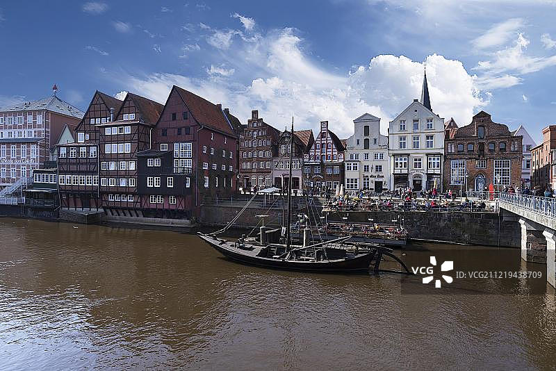 吕讷堡施廷特历史老城区的前港口，Salzewer船驳复制品，德国下萨克森州图片素材