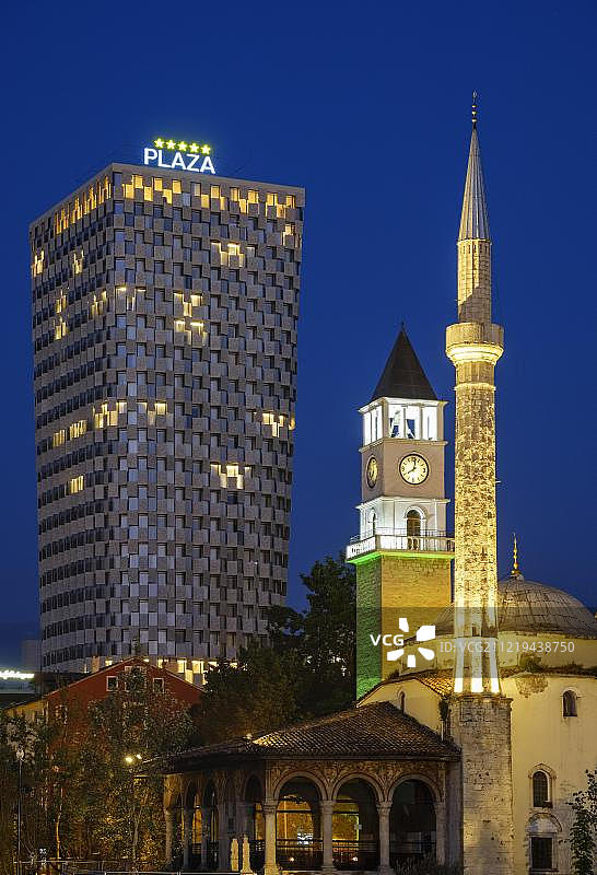 地拉那艾特海姆·贝伊清真寺、钟楼和TID塔酒店广场夜景，阿尔巴尼亚，欧洲图片素材