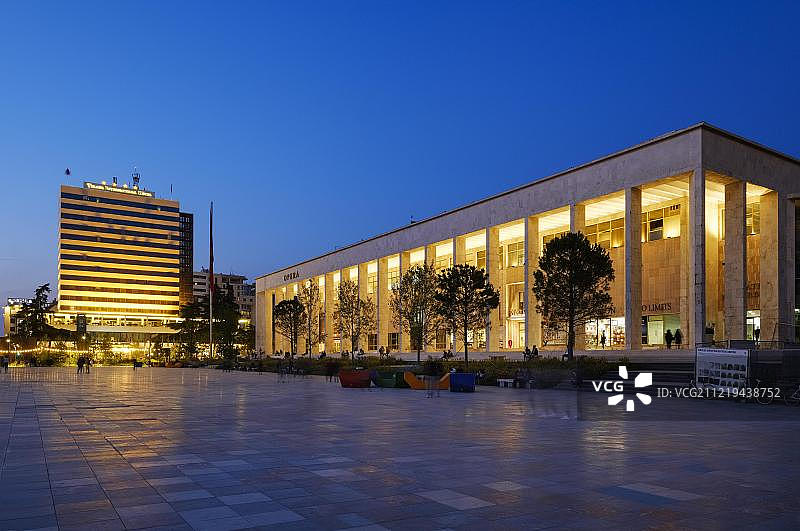地拉那斯坎德培广场的文化宫，包含歌剧院和国家图书馆，位于欧洲阿尔巴尼亚图片素材