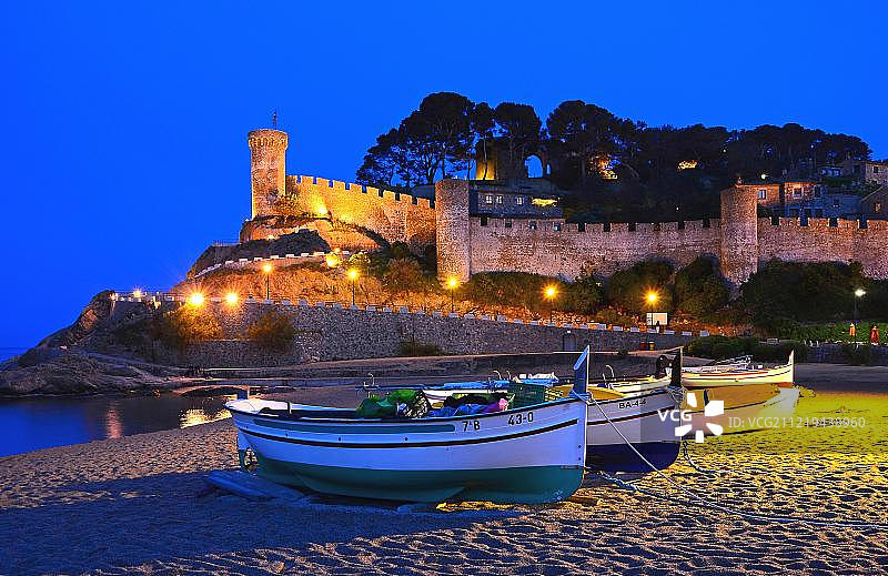 西班牙布拉瓦海岸托萨德马尔老城区海滩上的渔船图片素材