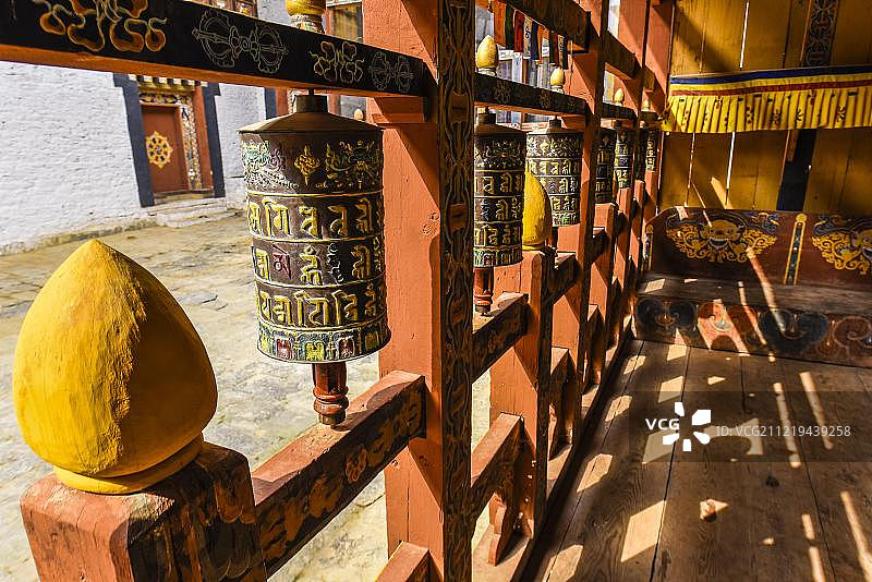 不丹特龙萨宗寺院的祈祷磨坊图片素材