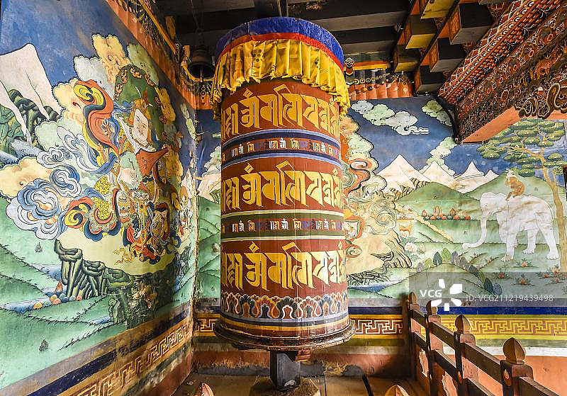 不丹特朗萨宗寺的祈祷轮和壁画图片素材