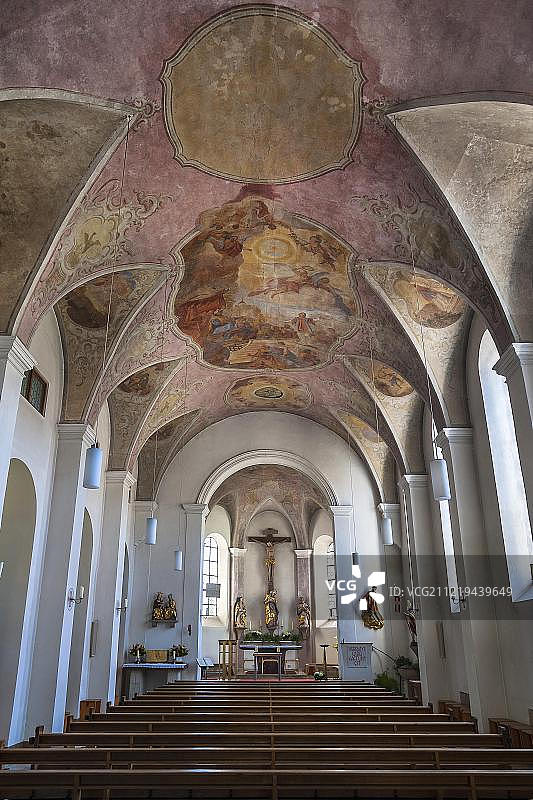 圣洛朗蒂乌斯教堂的圣坛和天花板壁画，德国巴伐利亚州霍尔茨基兴图片素材