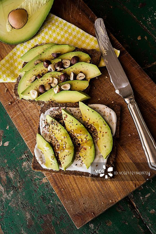 含凝乳奶酪、鳄梨和坚果的黑面包美食静物摄影图片素材