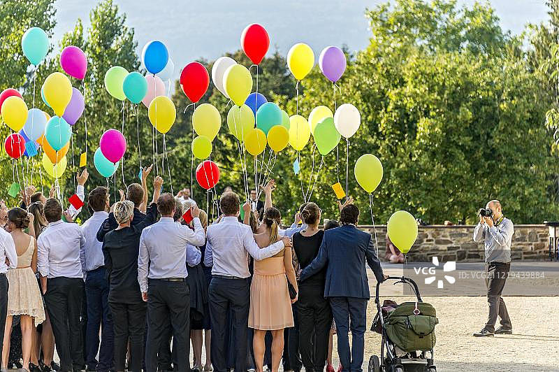 摄影师在德国黑森州巴特洪堡拍摄节日聚会和彩色气球图片素材