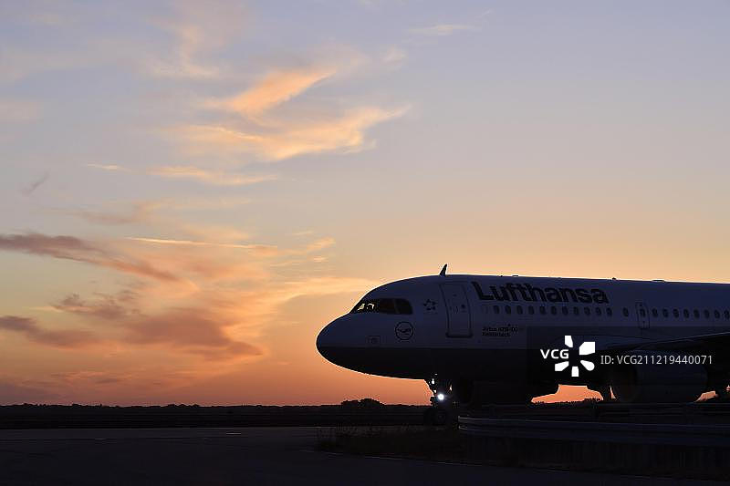 汉莎航空，空客A319-100，从北跑道滑行至2号航站楼，日落，慕尼黑机场，上巴伐利亚，巴伐利亚，德国，欧洲图片素材