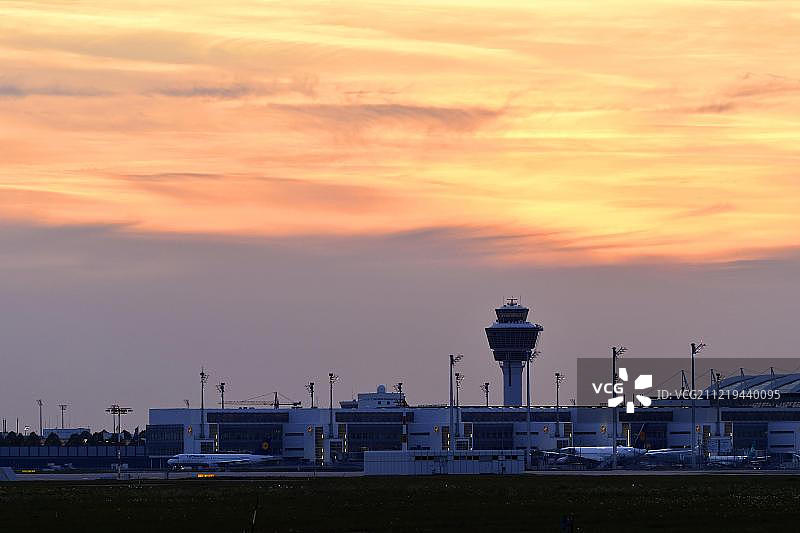 慕尼黑机场2号航站楼的塔楼和日落，德国巴伐利亚州上巴伐利亚图片素材