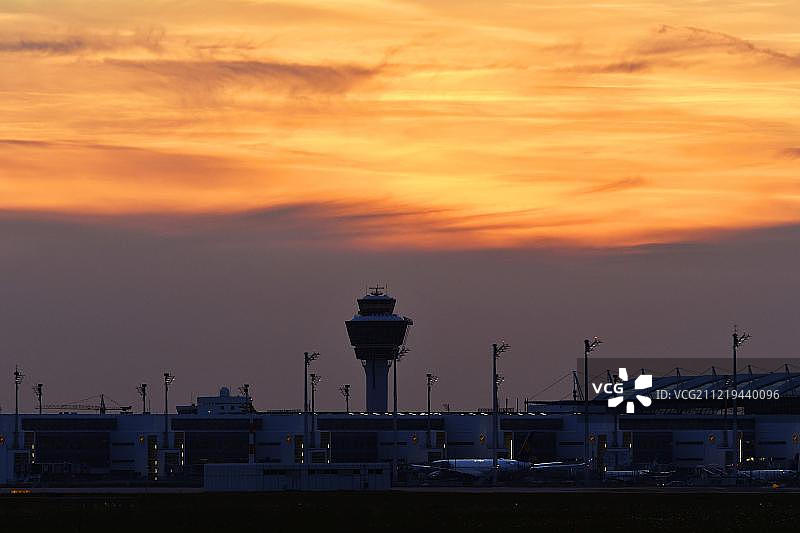 慕尼黑机场2号航站楼的塔楼和日落，德国巴伐利亚州上巴伐利亚图片素材