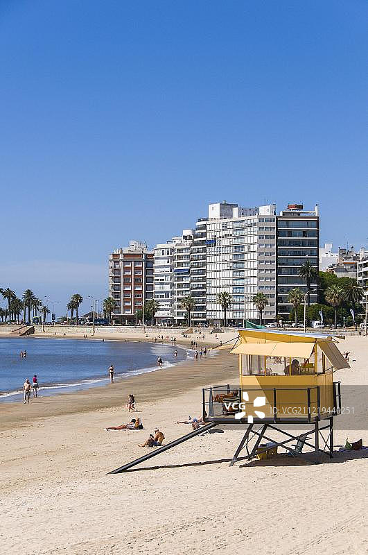 乌拉圭蒙得维的亚城市海滩上的游泳者图片素材