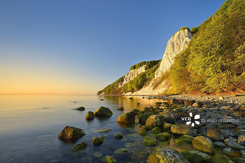 波罗的海日出：德国吕根岛亚斯蒙德国家公园的白垩悬崖图片素材