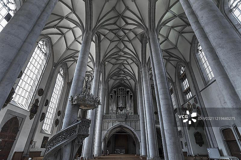 德国巴伐利亚州诺德林根圣乔治教堂的晚期哥特式拱顶与管风琴台图片素材