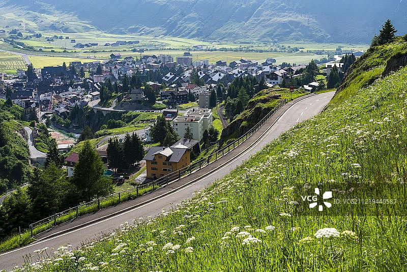 瑞士乌里州上阿尔卑斯山口的安德马特山路图片素材
