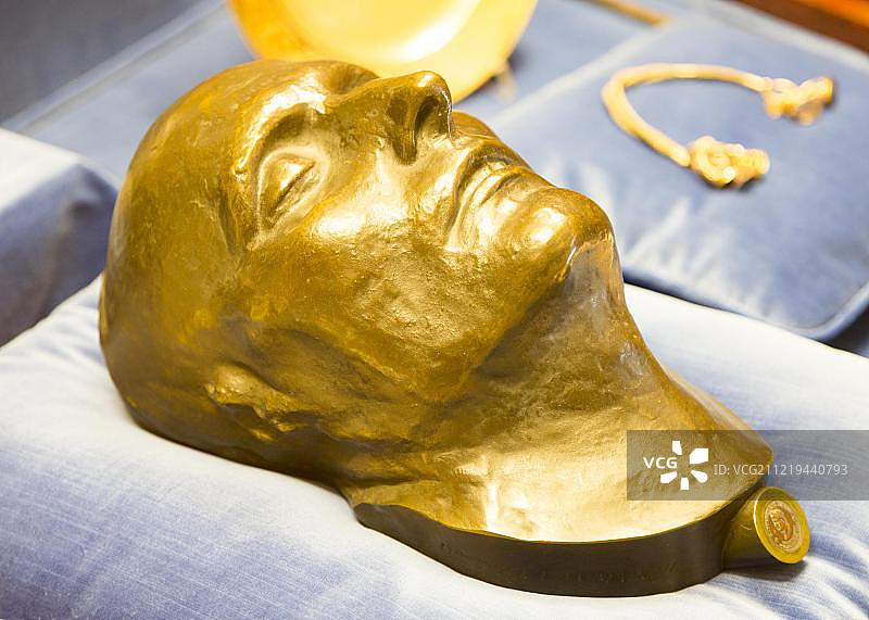 拿破仑·波拿巴青铜死亡面具，位于英国威尔特郡卡恩的弓ood House花园图片素材