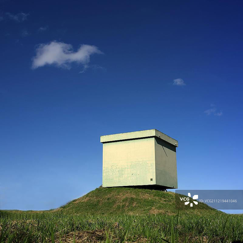 法国奥弗涅-罗讷-阿尔卑斯大区多姆山省乡村的大型金属箱图片素材