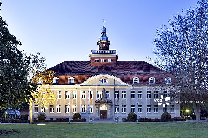 克洛彭堡地方法院主楼，前身为行政、地籍、建筑和税务办公地，位于德国下萨克森州克洛彭堡图片素材