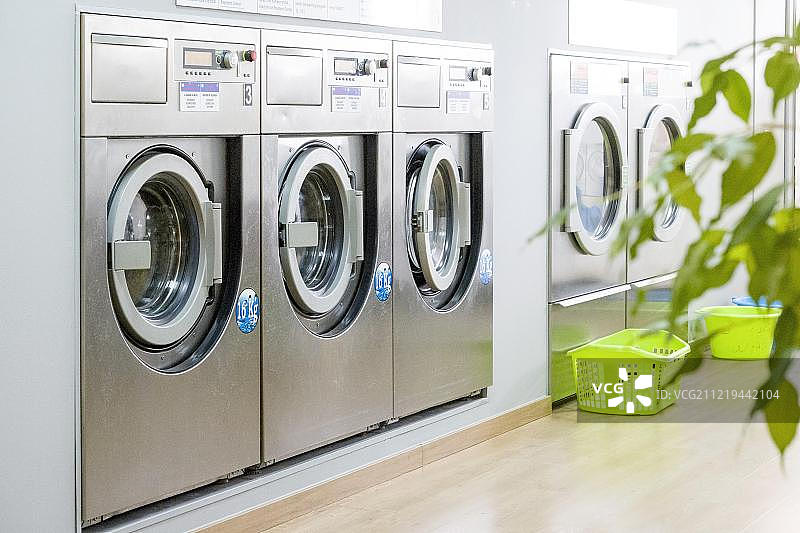 欧洲德国的公共洗衣房，一排现代银色洗衣机图片素材