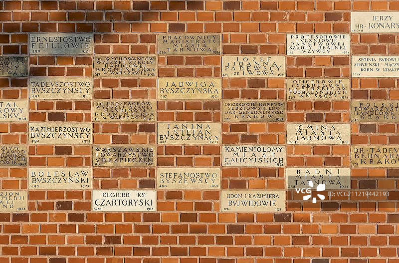 欧洲波兰克拉科夫瓦维尔城堡砖墙上的纪念捐赠牌匾图片素材