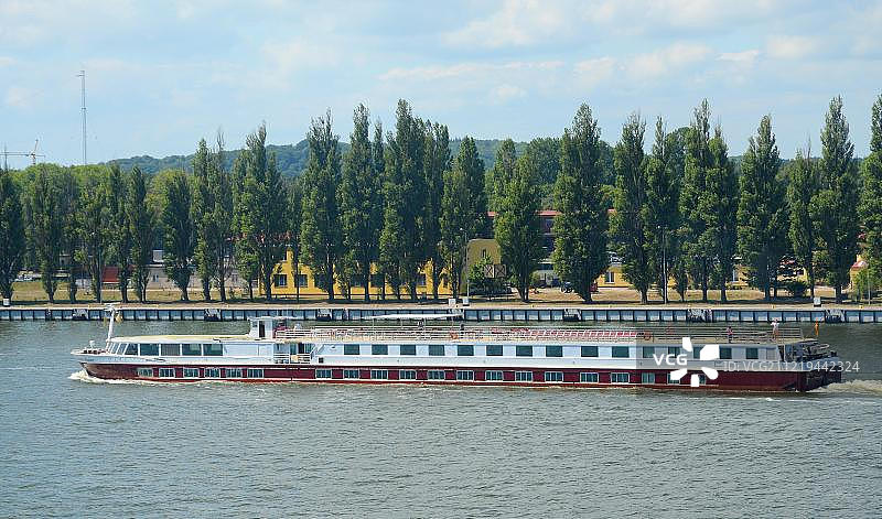 波兰西波美拉尼亚地区希维诺乌伊希切市斯维纳河上的渡轮图片素材