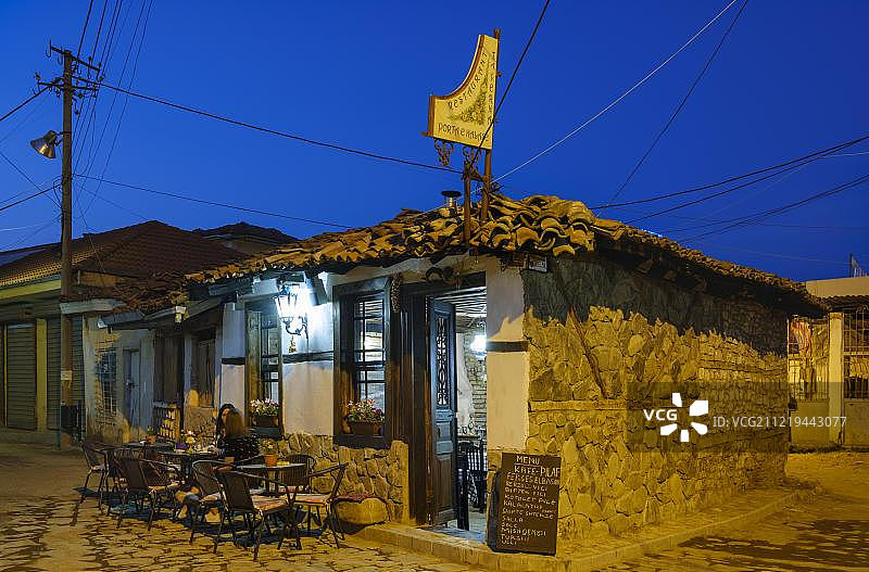阿尔巴尼亚埃尔巴桑老城黄昏下的咖啡馆图片素材