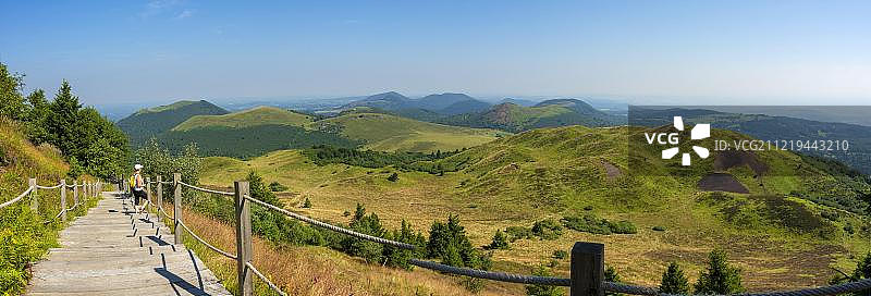 法国奥弗涅火山公园的女徒步者图片素材