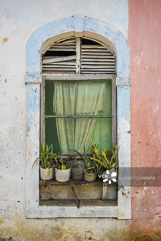 圣多美和普林西比罗卡阿瓜伊泽的殖民时期住宅建筑窗户图片素材