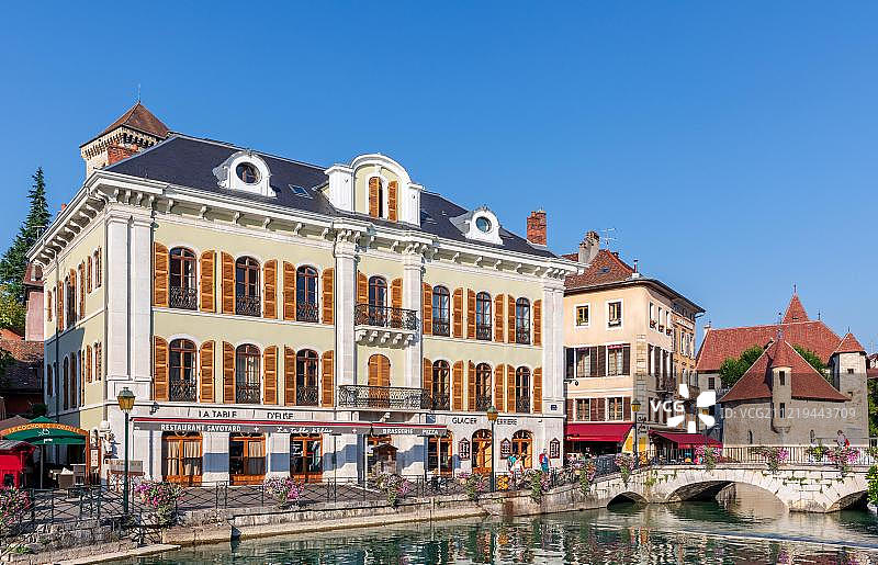 法国奥特-萨瓦省阿讷西市中心运河的古老建筑图片素材