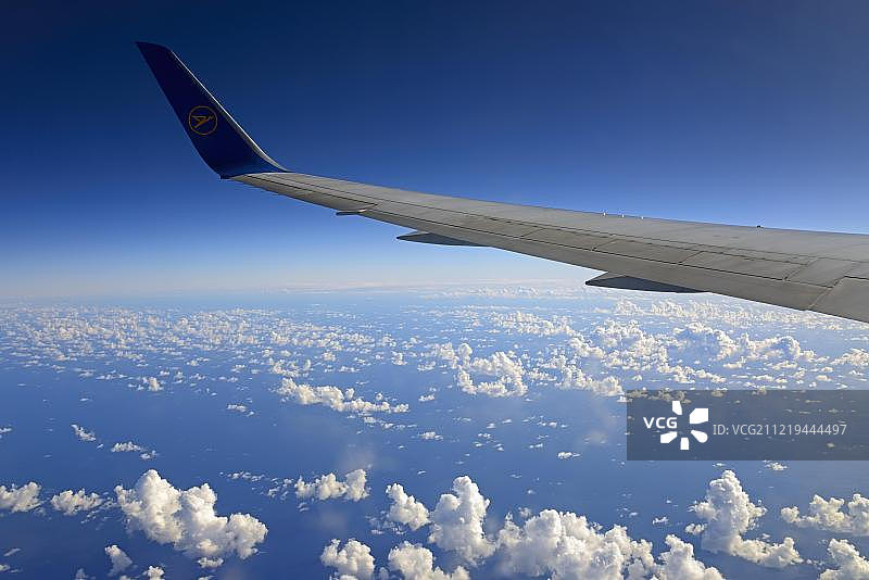 多米尼加共和国，中美洲，云层之上的飞机机翼图片素材