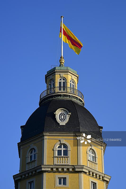 德国卡尔斯鲁厄城堡的巴登州立博物馆圆顶景观图片素材