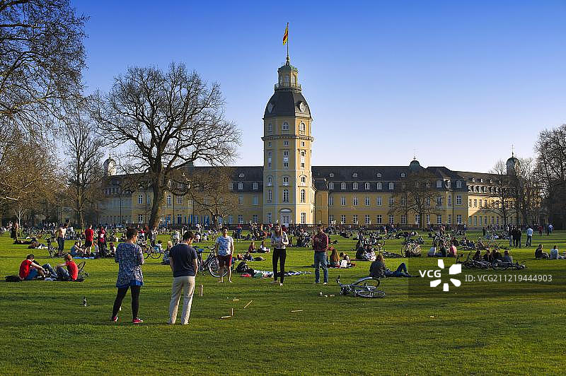 人们在卡尔斯鲁厄城堡花园放松，卡尔斯鲁厄，巴登-符腾堡州，德国，欧洲图片素材