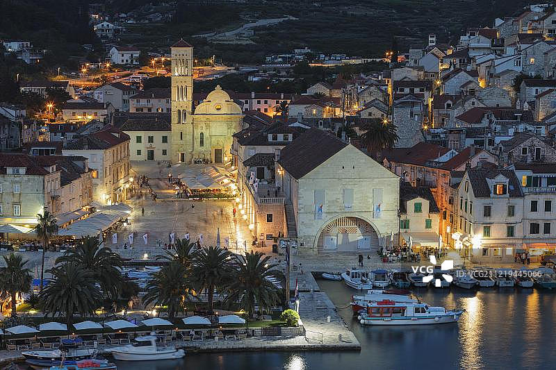 黄昏时分，从赫瓦尔岛观看城镇和圣斯捷潘大教堂图片素材