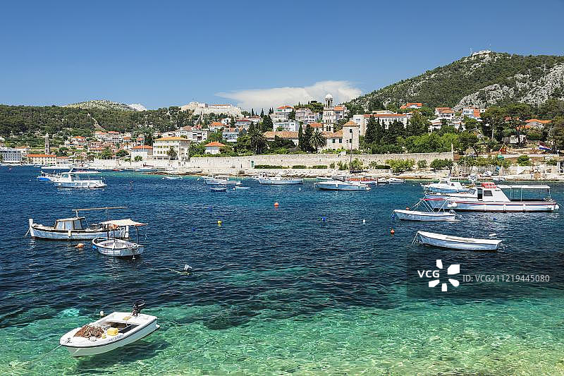 克罗地亚赫瓦尔岛老城绿松石水域风光图片素材