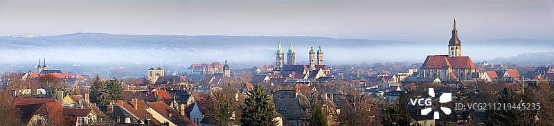 德国瑙姆堡大教堂和文策斯拉斯教堂全景，早上有雾图片素材