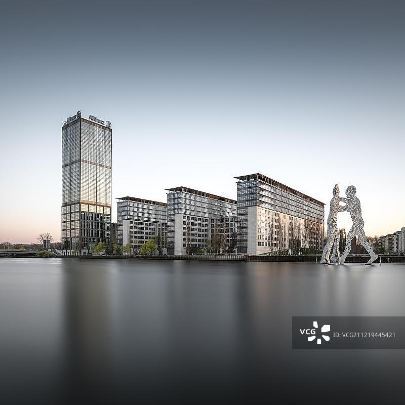德国柏林施普雷河上的安联大厦与分子人纪念碑图片素材