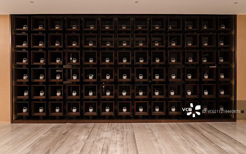 博古架上大量的陶制茶壶图片素材