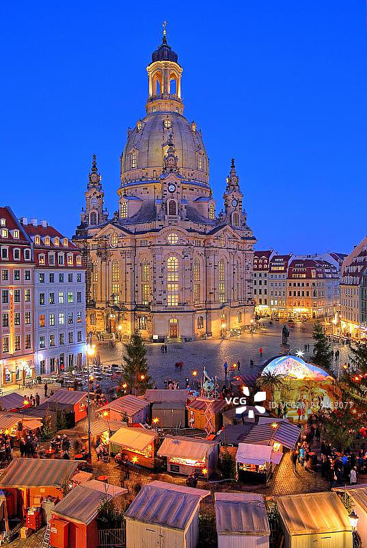 德累斯顿圣母教堂的圣诞市场夜景，德国萨克森图片素材